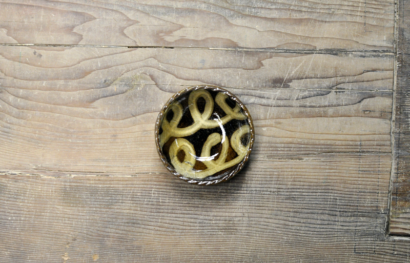 【訳あり】スリップウェア　丸小鉢（茶回転）の画像