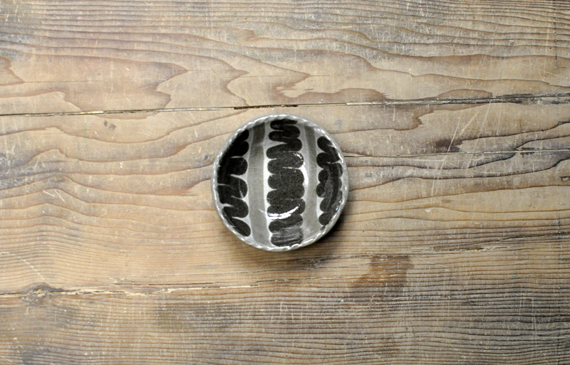 【訳あり】スリップウェア　丸小鉢（グレー蛇行）の画像