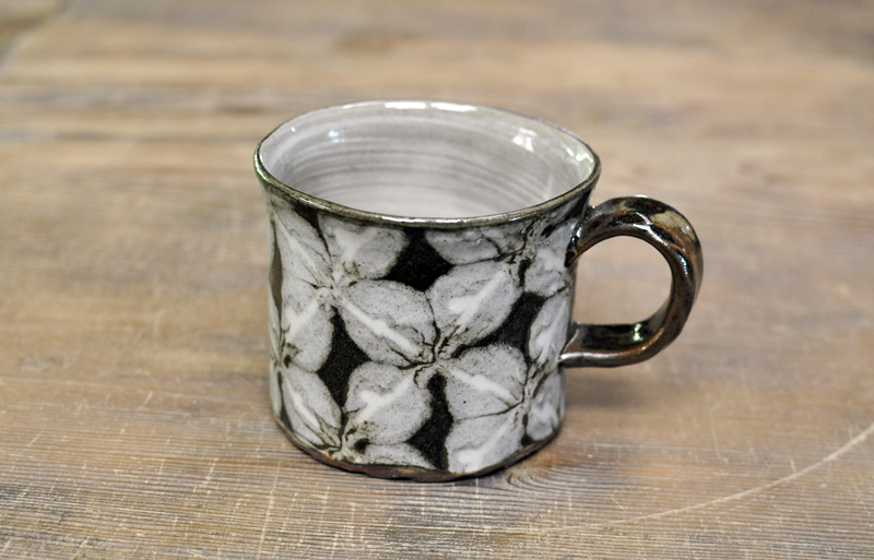 【訳あり】スリップウェア　マグカップ（大）（白花）の画像