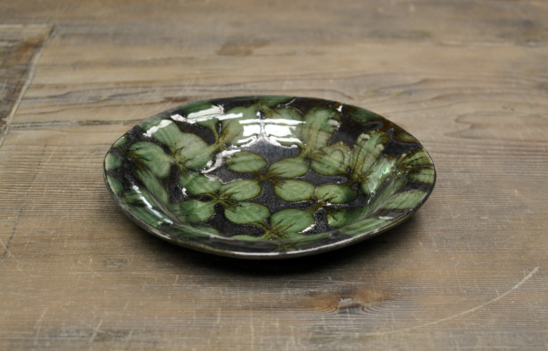 【訳あり】スリップウェア　7寸リム皿（緑花）の画像