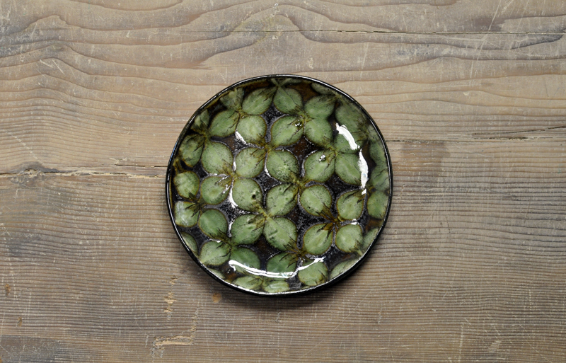 【訳あり】スリップウェア　5寸平皿（緑花）の画像