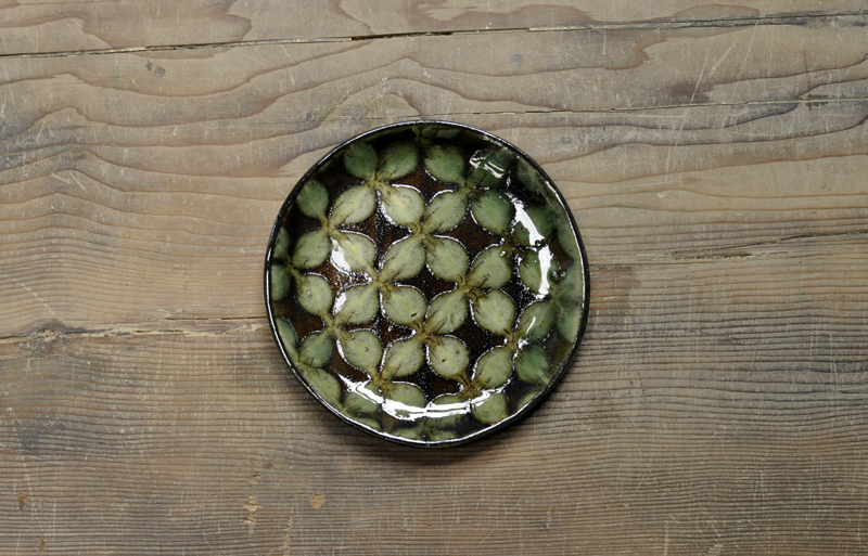 【訳あり】スリップウェア　5寸平皿（緑花）2の画像