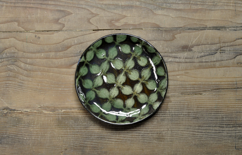 【訳あり】スリップウェア　5寸平皿（緑花）4の画像