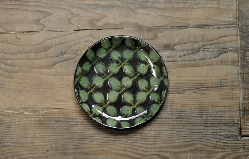 【訳あり】スリップウェア　5寸平皿（緑花）5の画像