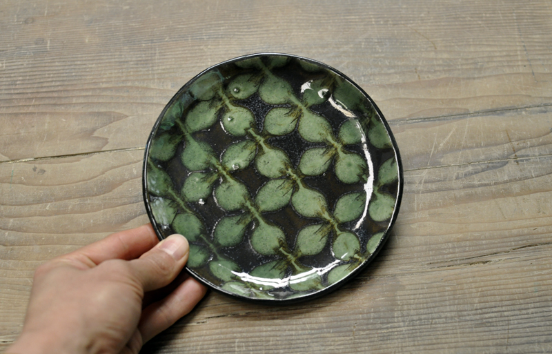 【訳あり】スリップウェア　5寸平皿（緑花）5画像