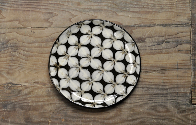 【訳あり】スリップウェア　7寸平皿（白花）の画像