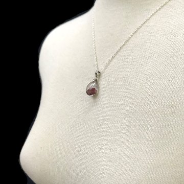 天然石  レッドファントム ペンダント ネックレス (04) シルバー磨き用布付の画像