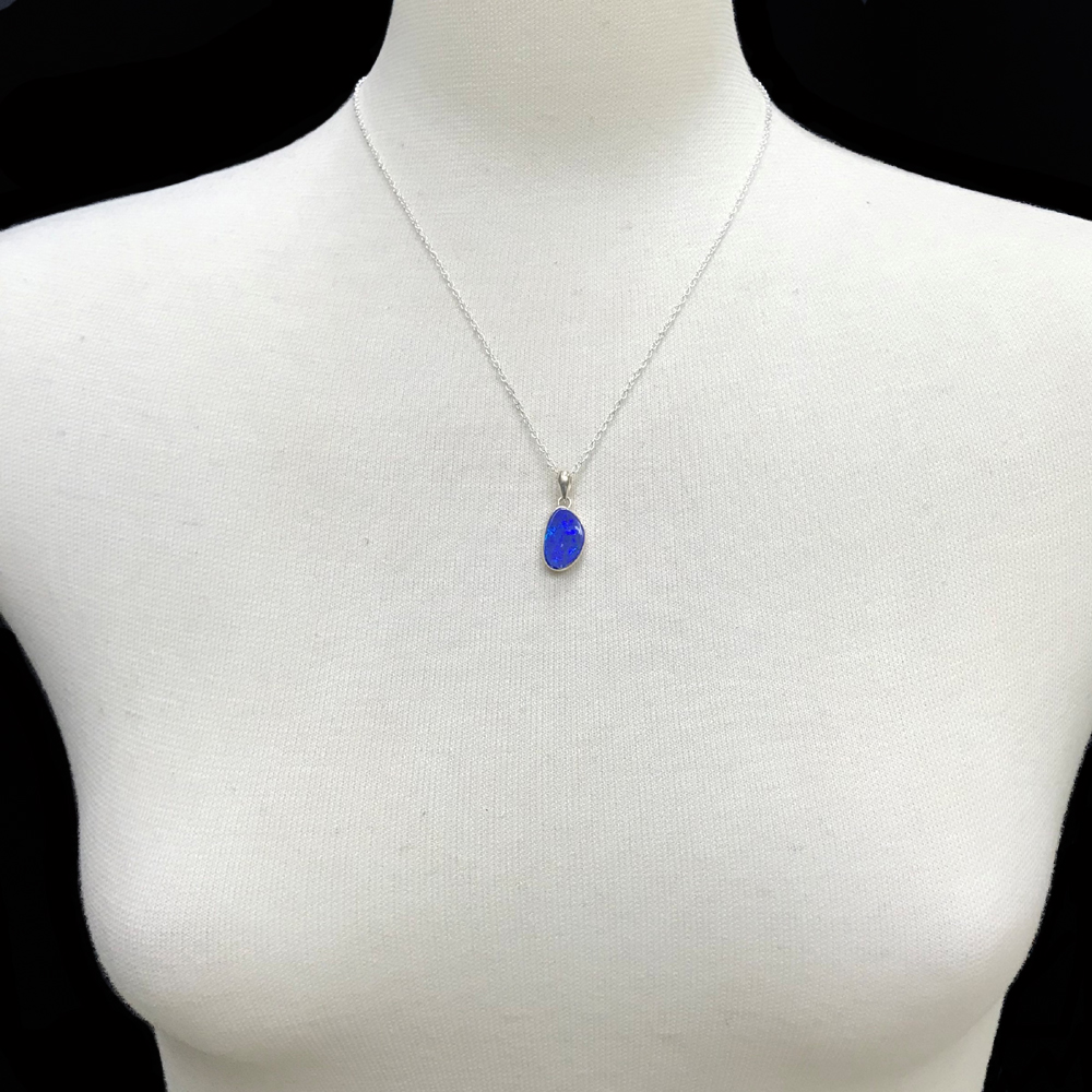 天然石  オパールのペンダントトップ（ネックレス）シルバーチエーン・シルバー磨き用布付の画像