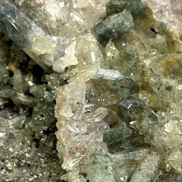 天然石  ガネーシュヒマール産 ヒマラヤ水晶 クラスター  クローライトINクォーツ  限定品 935の画像