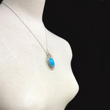 天然石 ターコイズ　ペンダントトップ　シルバーワイヤー ジュエリー ネックレス（214）シルバー磨き用布付 の画像