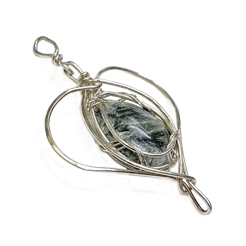 天然石 セラフィナイト ペンダントトップ  シルバーワイヤー ジュエリー  ネックレス（201）シルバー磨き用布付 の画像