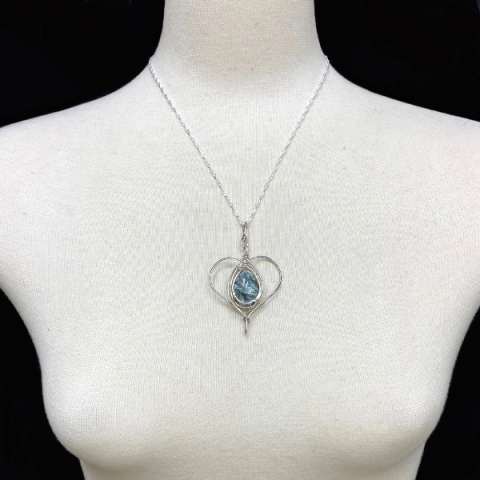 天然石 セラフィナイト ペンダントトップ  シルバーワイヤー ジュエリー  ネックレス（201）シルバー磨き用布付 の画像