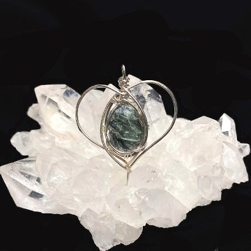 天然石 セラフィナイト ペンダントトップ  シルバーワイヤー ジュエリー  ネックレス（201）シルバー磨き用布付 の画像