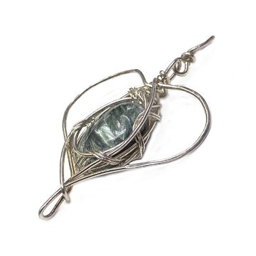 天然石 セラフィナイト ペンダントトップ  シルバーワイヤー ジュエリー  ネックレス（201）シルバー磨き用布付 の画像