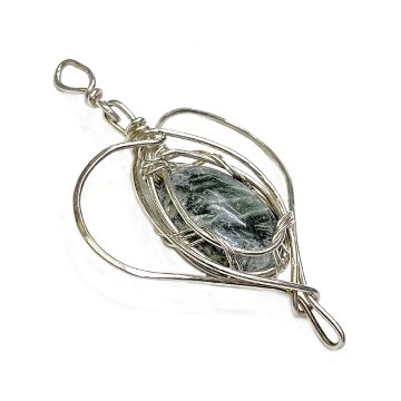 天然石 セラフィナイト ペンダントトップ  シルバーワイヤー ジュエリー  ネックレス（201）シルバー磨き用布付 の画像