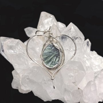 天然石 セラフィナイト ペンダントトップ  シルバーワイヤー ジュエリー  ネックレス（201）シルバー磨き用布付 の画像