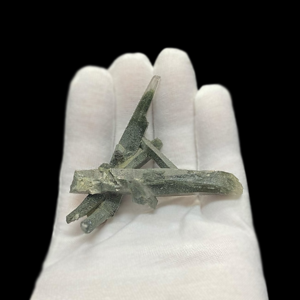 天然石  ガネーシュヒマール産  ヒマラヤ水晶 クラスター  クローライトINクォーツ（2552）プレート付きの画像