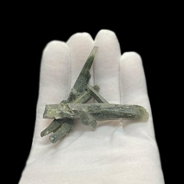 天然石  ガネーシュヒマール産  ヒマラヤ水晶 クラスター  クローライトINクォーツ（2552）プレート付きの画像