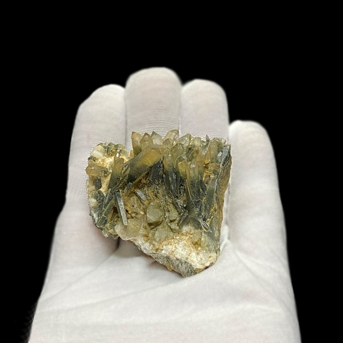 天然石  ガネーシュヒマール産  ヒマラヤ水晶 クラスター  クローライトINクォーツ（2571）プレート付きの画像
