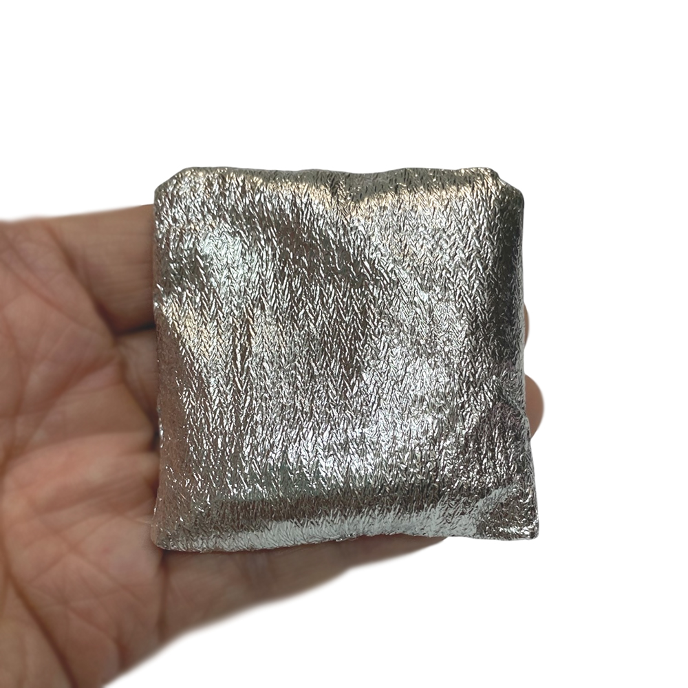 【おまかせ品】 ゴールド・シルバー の座布団 丸玉台座 ハンドメイド ディスプレイ クッション 2個セットの画像