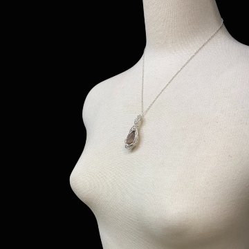 天然石 スモーキークォーツ ペンダントトップ  シルバーワイヤー ジュエリー ネックレス（25104） シルバー磨き用布付 の画像