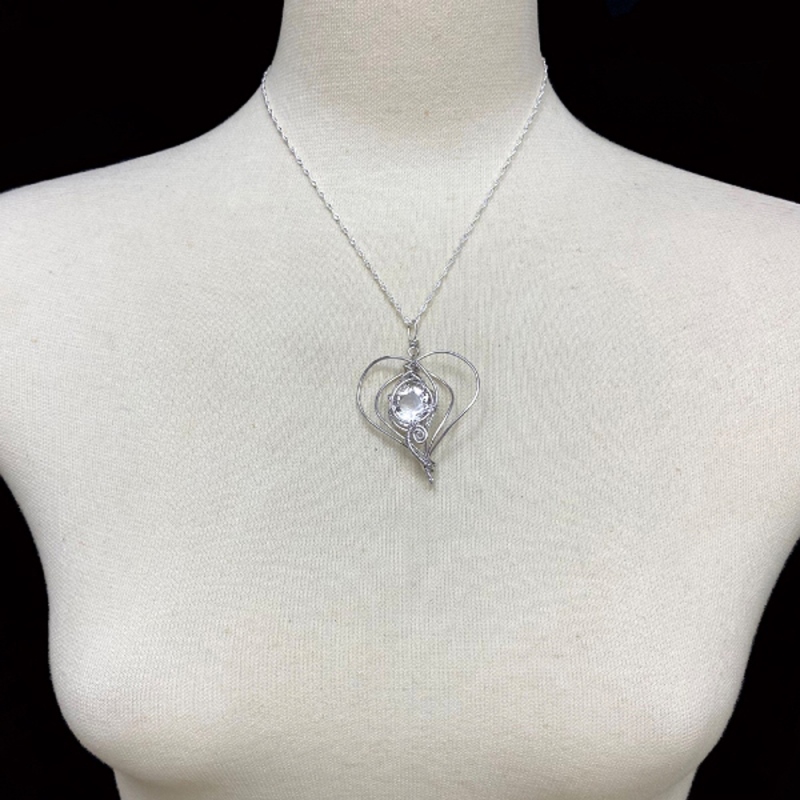 天然石 水晶 ペンダント シルバーワイヤー ジュエリー ネックレス（25105）シルバー磨き用布付 の画像
