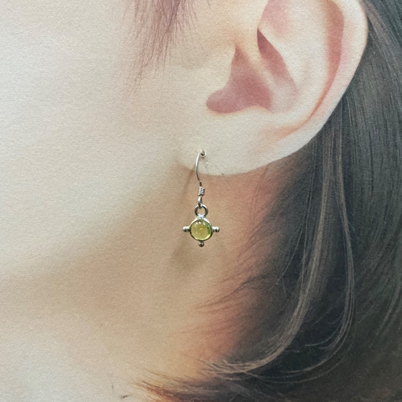 天然石 ペリドット ピアス  (25118)  ハンドメイド  シルバー磨き用布付の画像