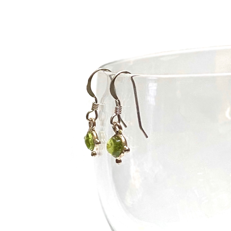 天然石 ペリドット ピアス  (25118)  ハンドメイド  シルバー磨き用布付の画像