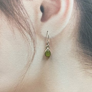 天然石 ペリドット ピアス  (25119)  ハンドメイド シルバー磨き用布付の画像