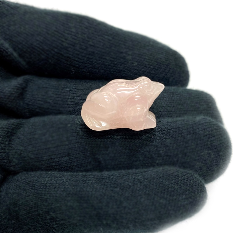 天然石 ローズクォーツ  蛙  カエル 置物（2602）「おまかせ品」オーガンジー巾着付きの画像