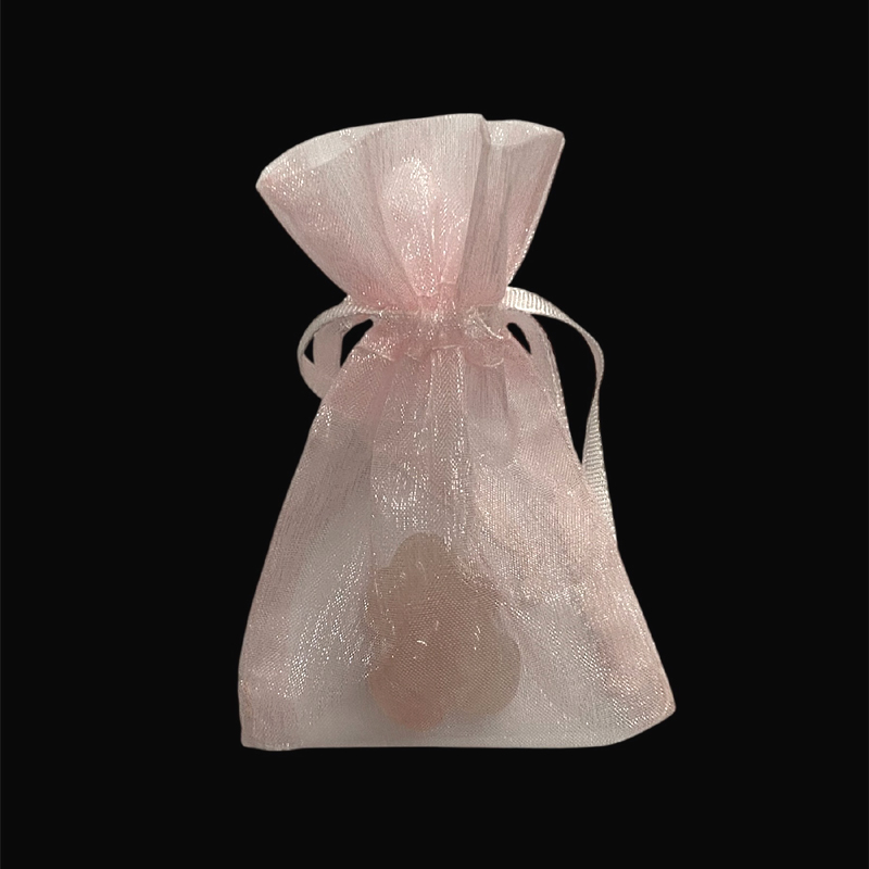 天然石 ローズクォーツ  蛙  カエル 置物（2602）「おまかせ品」オーガンジー巾着付きの画像