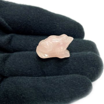 天然石 ローズクォーツ  蛙  カエル 置物（2602）「おまかせ品」オーガンジー巾着付きの画像