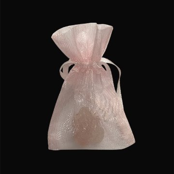 天然石 ローズクォーツ  蛙  カエル 置物（2602）「おまかせ品」オーガンジー巾着付きの画像