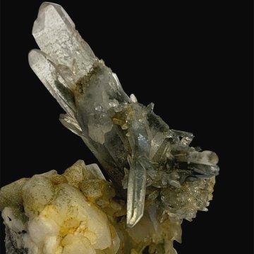 天然石  ガネーシュヒマール産  ヒマラヤ水晶 クラスター  クローライトINクォーツ（2635）プレート付きの画像