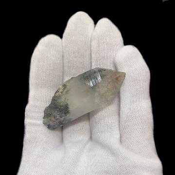 天然石  ガネーシュヒマール産  ヒマラヤ水晶 クラスター  クローライトINクォーツ（2645）プレート付きの画像