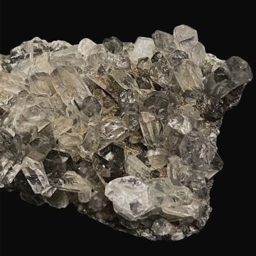 天然石  ガネーシュヒマール産  ヒマラヤ水晶 クラスター  クローライトINクォーツ（2650）プレート付きの画像