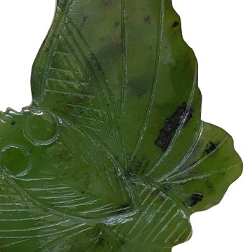 天然石 ネフライト 軟玉翡翠 蝶（26112）手彫り 彫刻　の画像