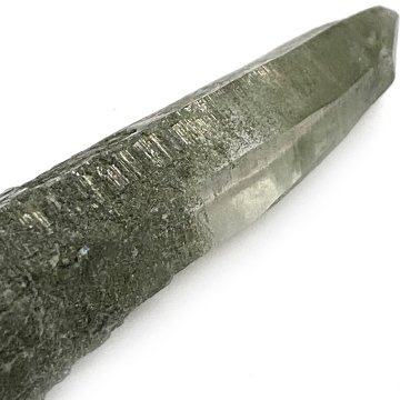 天然石  ガネーシュヒマール産  ヒマラヤ水晶 両剣ポイント  クローライトINクォーツ（26128）の画像