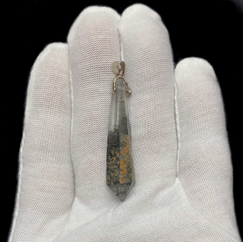 天然石 ガネーシュヒマール産 ヒマラヤ水晶 クローライトINクォーツ ペンダントトップ （26136）の画像