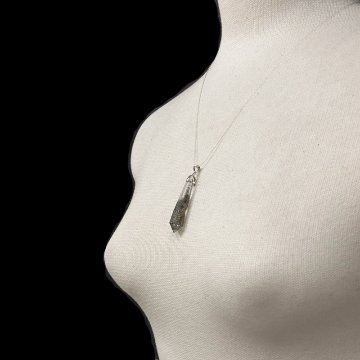 天然石 ガネーシュヒマール産 ヒマラヤ水晶 クローライトINクォーツ ペンダントトップ （26136）の画像
