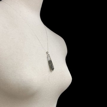 天然石 ガネーシュヒマール産 ヒマラヤ水晶 クローライトINクォーツ ペンダントトップ （26136）の画像