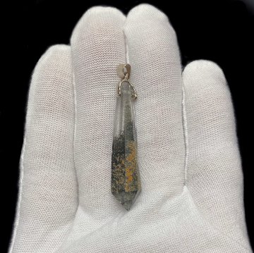 天然石 ガネーシュヒマール産 ヒマラヤ水晶 クローライトINクォーツ ペンダントトップ （26136）の画像