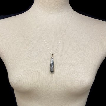 天然石 ガネーシュヒマール産 ヒマラヤ水晶 クローライトINクォーツ ペンダントトップ （26136）の画像