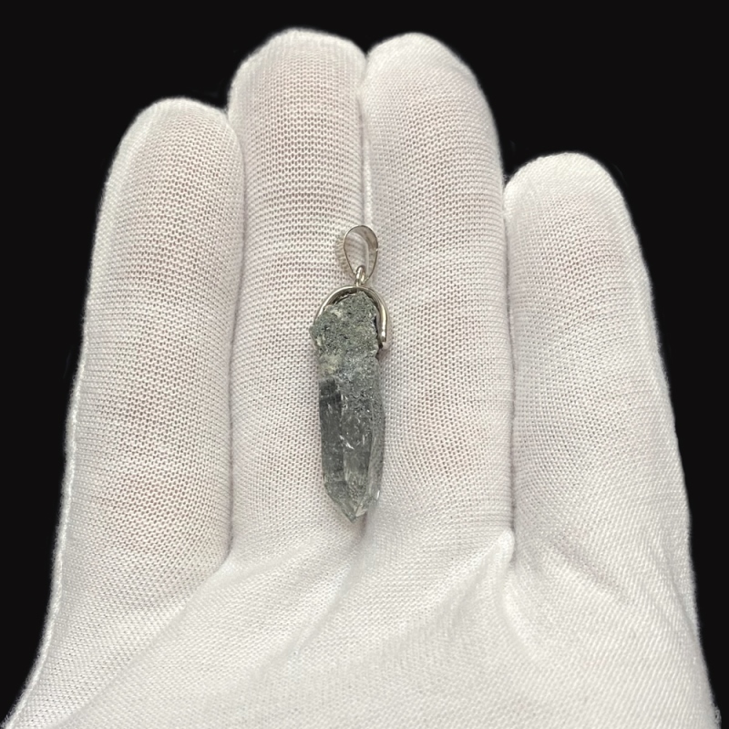 天然石 ガネーシュヒマール産 ヒマラヤ水晶 クローライトINクォーツ ペンダントトップ （26137）の画像