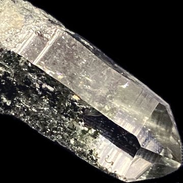 天然石 ガネーシュヒマール産 ヒマラヤ水晶 クローライトINクォーツ ペンダントトップ （26137）の画像