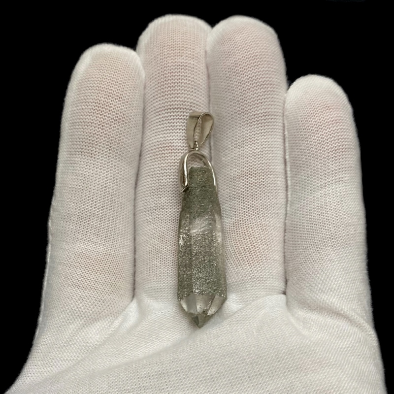 天然石 ガネーシュヒマール産 ヒマラヤ水晶 クローライトINクォーツ ペンダントトップ （26138）の画像