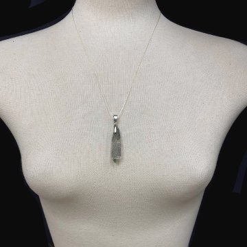 天然石 ガネーシュヒマール産 ヒマラヤ水晶 クローライトINクォーツ ペンダントトップ （26138）の画像