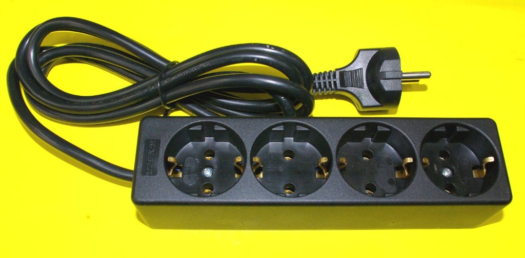 ヨーロッパ等 海外用 サイドアース付 ＳＥコンセント １．９ｍコード付き４連タップ 黒い電源タップですの画像