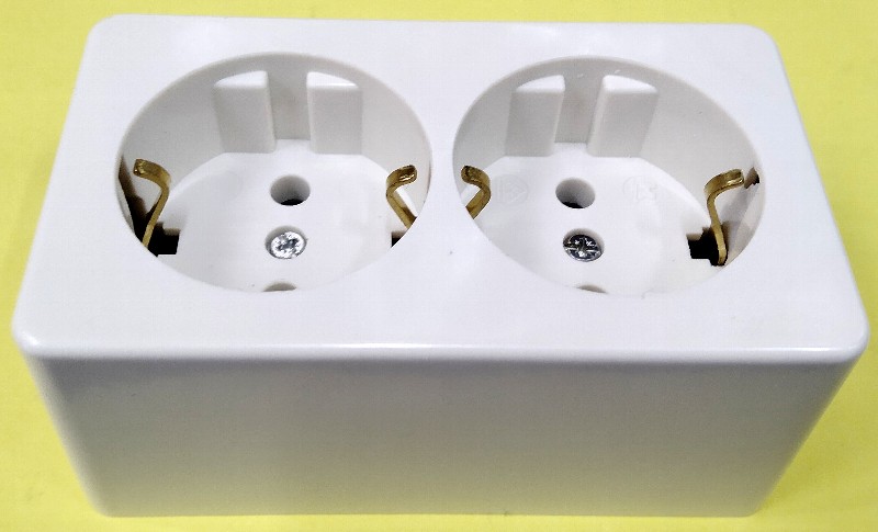 サイドアース付き ＳＥコンセント ２口露出型 ７１５ ジャーマンコンセントの販売の画像