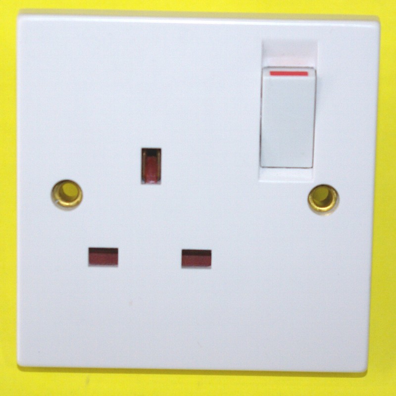 香港・イギリス等の電源コンセント 角型ＢＦ 埋め込みコンセント スイッチ付と底箱の組み合わせで露出使用が出来ます画像